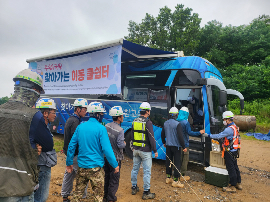 포스코이앤씨는 폭염·장마철을 앞두고 전국 현장 근로자들의 안전의식 함양과 잠재적 위험 요소 예방을 위한 혹서기 대응 활동을 전개 중이라고 25일 밝혔다. 사진은 현장 근로자들이 더위를 피하고 휴식을 취하러 '찾아가는 이동 쿨쉼터'로 들어가는 모습. [포스코이앤씨 제공]